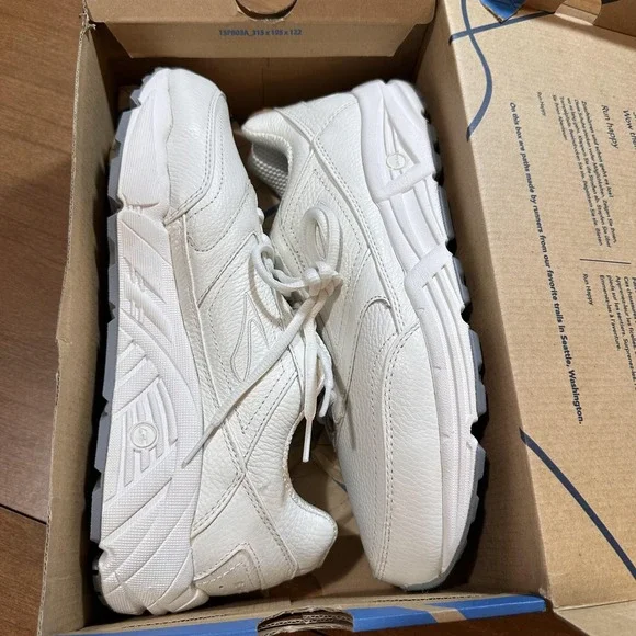 Brooks Addiction Walker Shoes Mens Size 9.5 White Leather Walking 2E Wide